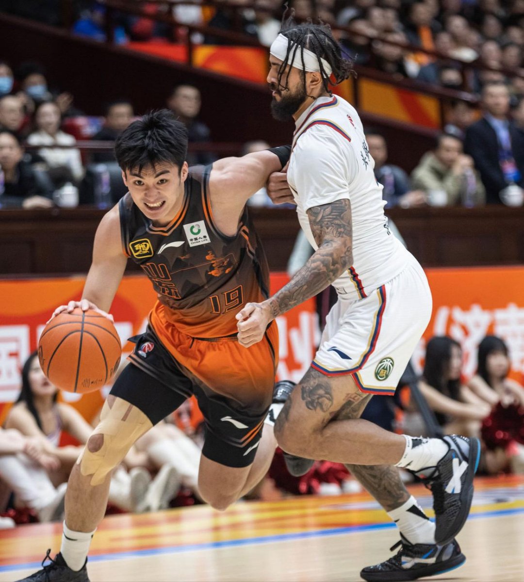 CBA季后赛冲刺阶段再迎强敌，曼城官宣签约，主帅态度——悬念犹存，赛程密集仍需轮换(2024cba季后赛分析)