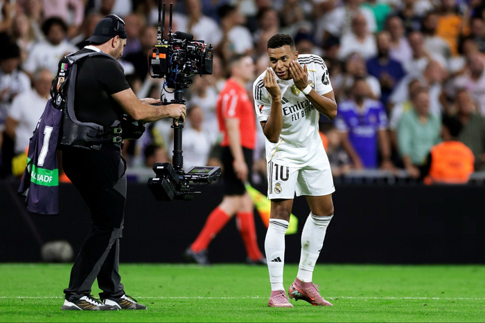 包含今晚比利亚雷亚尔调整名单以备足总杯；战术微调环节打磨；媒体盛赞；球队文化再被提及的词条